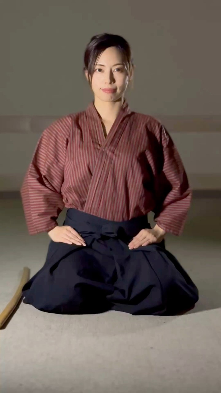 お辞儀Ojigi” is the traditional Japanese bow. It expresses respect