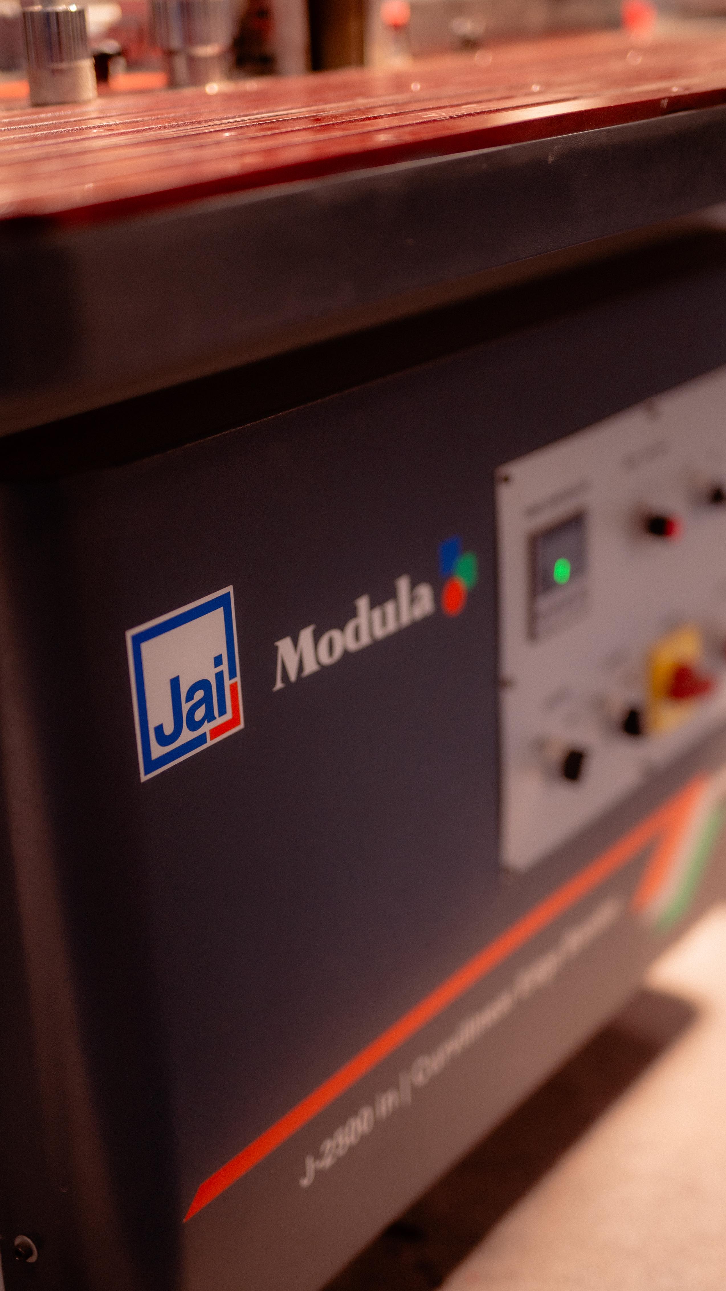 Smooth edge banding on Jai Modula J-2500 in | Curvilinear Edge Bander # ...
