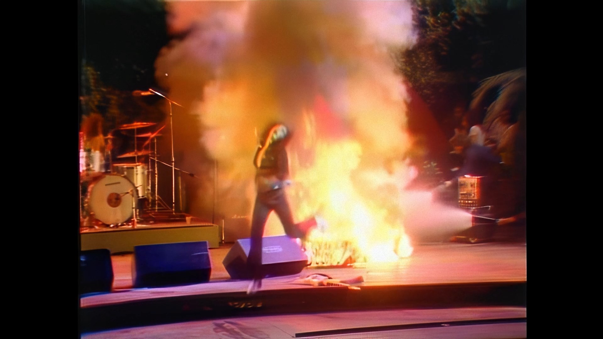 Deep Purple - Ritchie Blackmore blowing up the stage - Live at ...