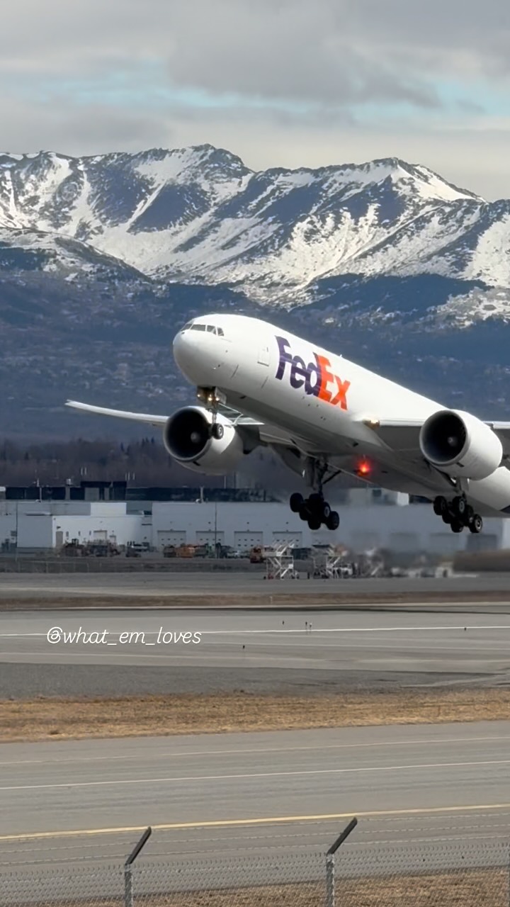 Cargo Action ✈️ FedEx Express Boeing 767-300F (N180FE) Departing