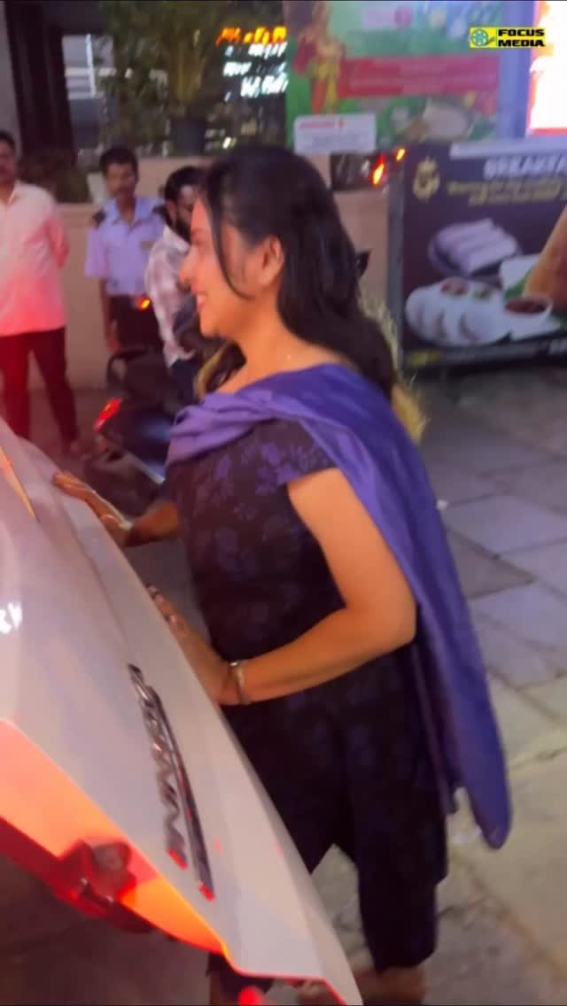 സ്വന്തമായി കാറിന്റെ ഡിക്കി അടച്ചു അന്ന ചേച്ചി മടങ്ങിയപ്പോൾ Actress Anna ...