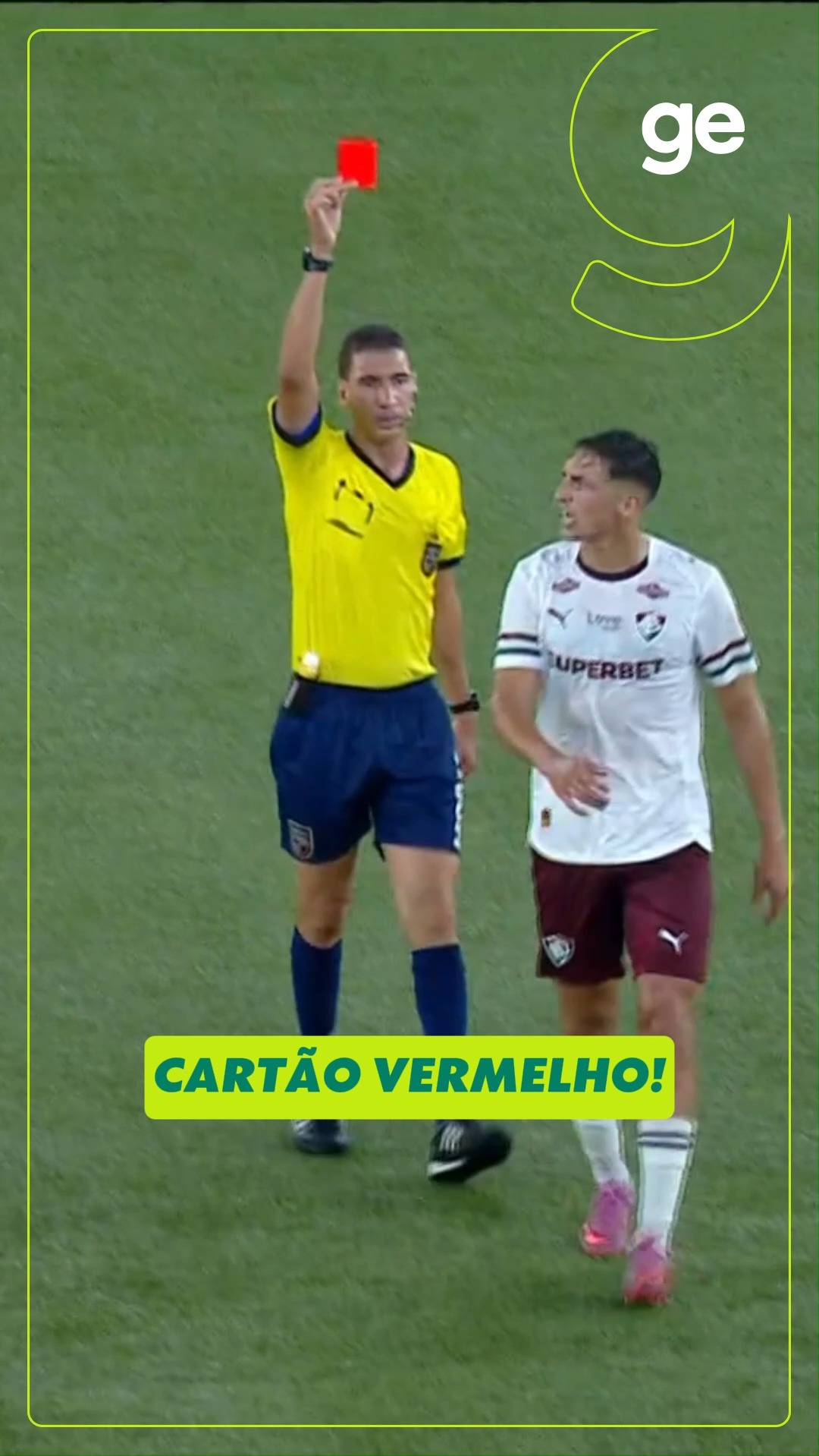 Que lambança! Numa cobrança de falta ensaiada do Fluminense na frente ...