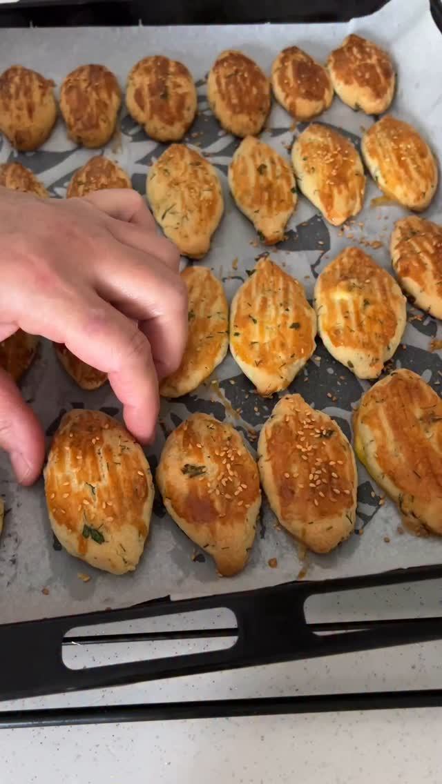 Selamlar bugün mayasız çok basit ve nefismi nefis Labneli Dereotlu ...