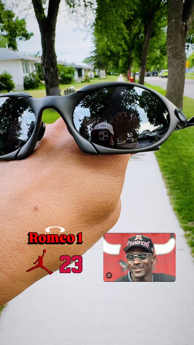 Released in 2004 and built from Oakley's O-Luminum alloy, the