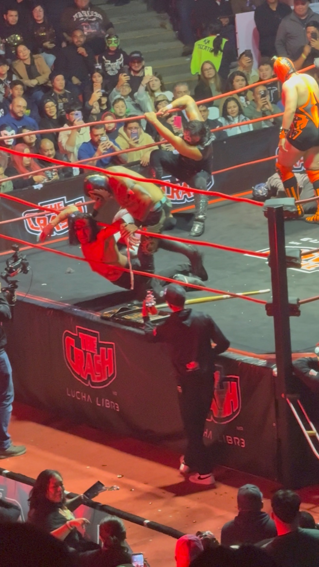 THE CRASH 💥 LUCHA LIBRE La Familia de Tijuana castiga a Nicho por ...