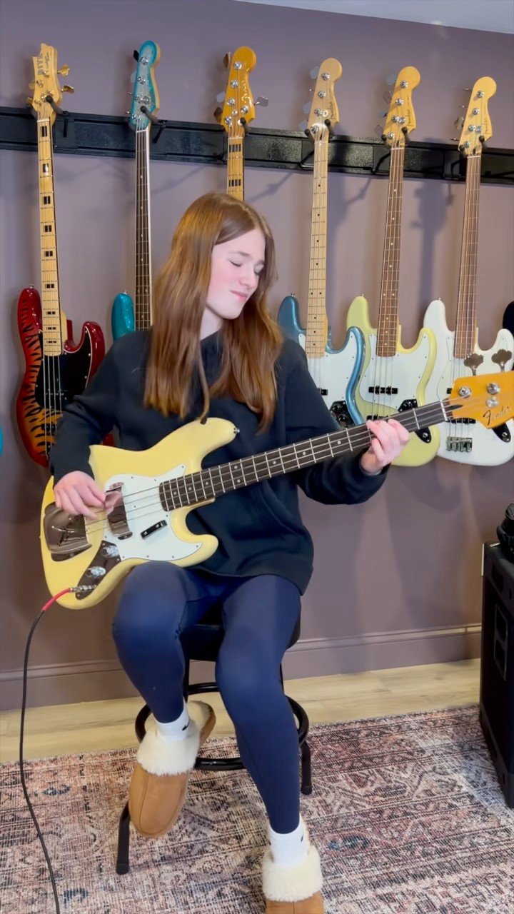 Laura Lee with signature SX Bass 💛🧡 . #lauralee #khruangbin #sxbass