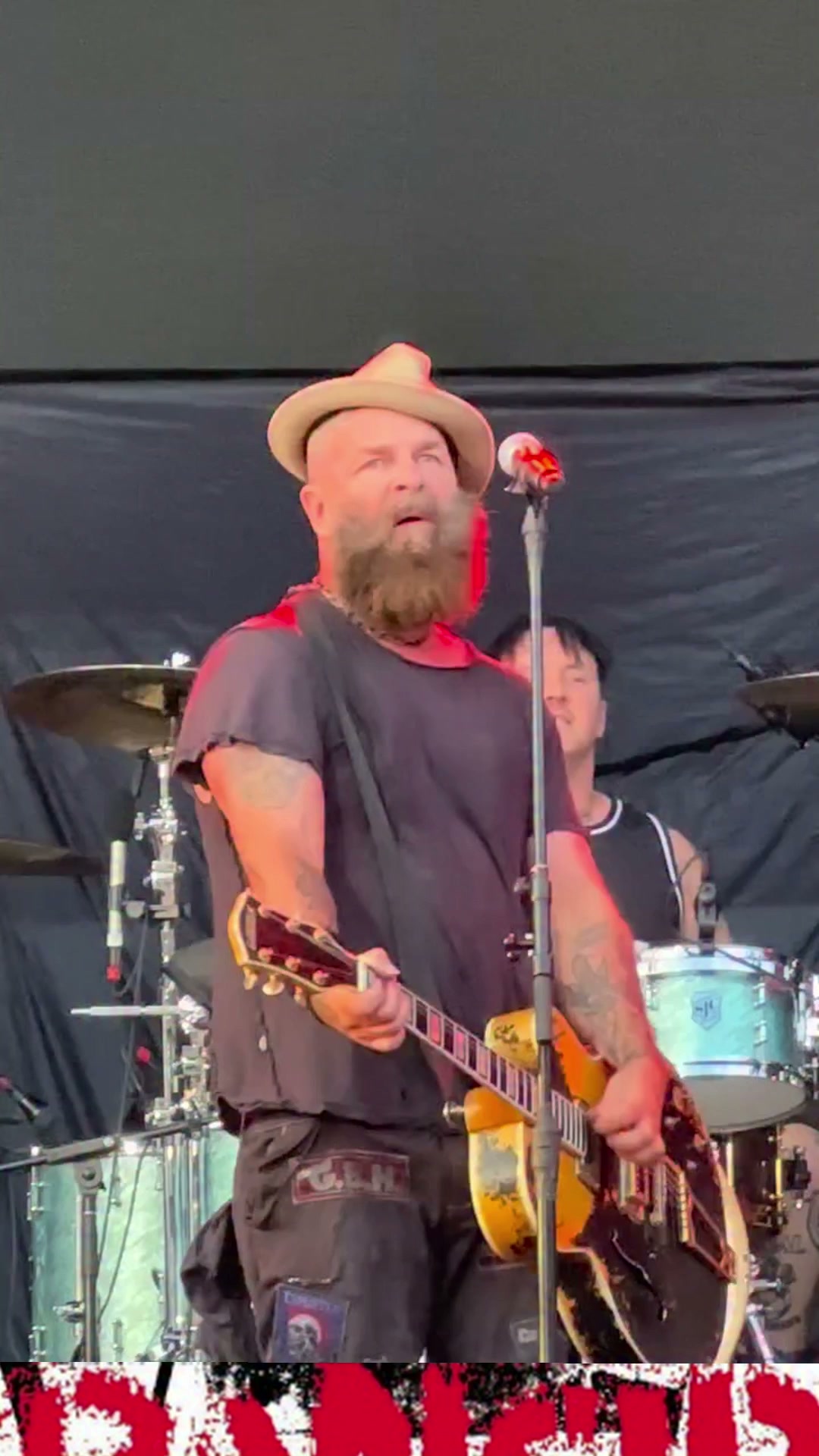 👊Tim Armstrong performs the Rancid classic 'Black Lung' with the