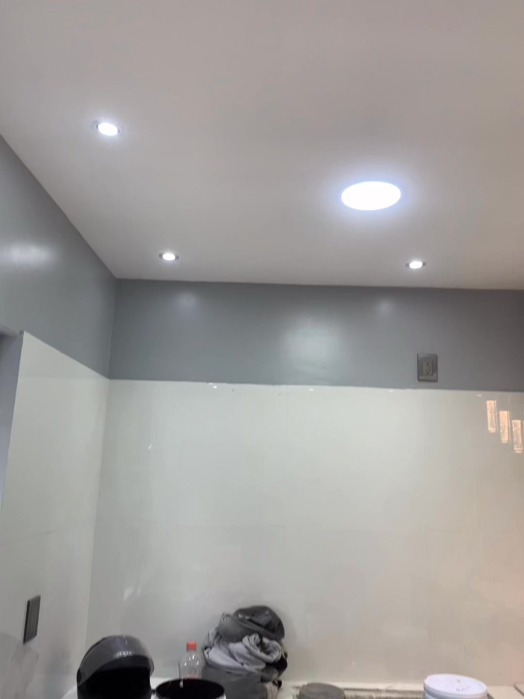 Dale nivel a tu espacio Repisas de tabla roca con iluminación LED ...
