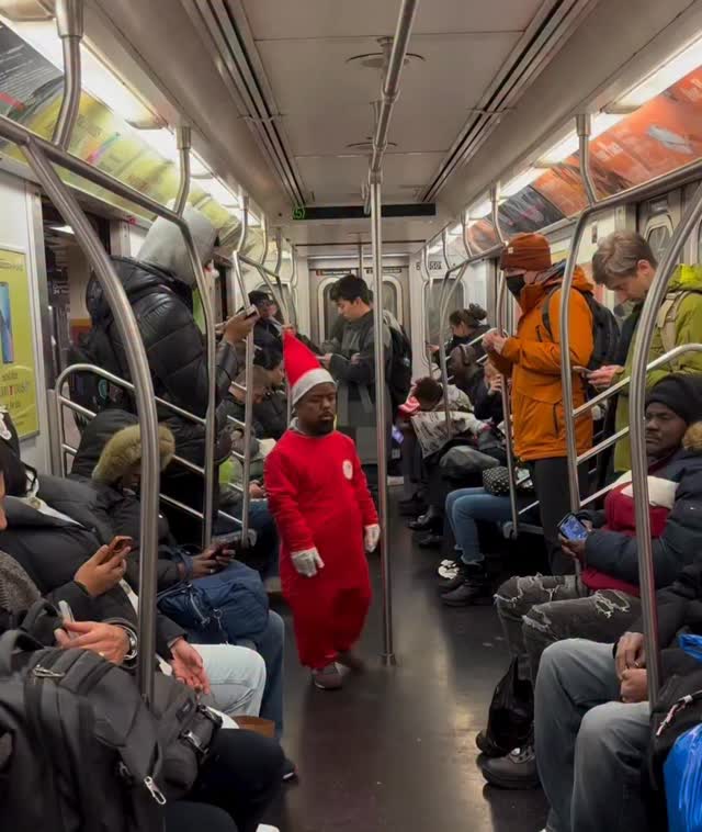 Unhinged behavior on the subway: holiday edition 🎄 #mysecretnyc #meme 🎥 ...