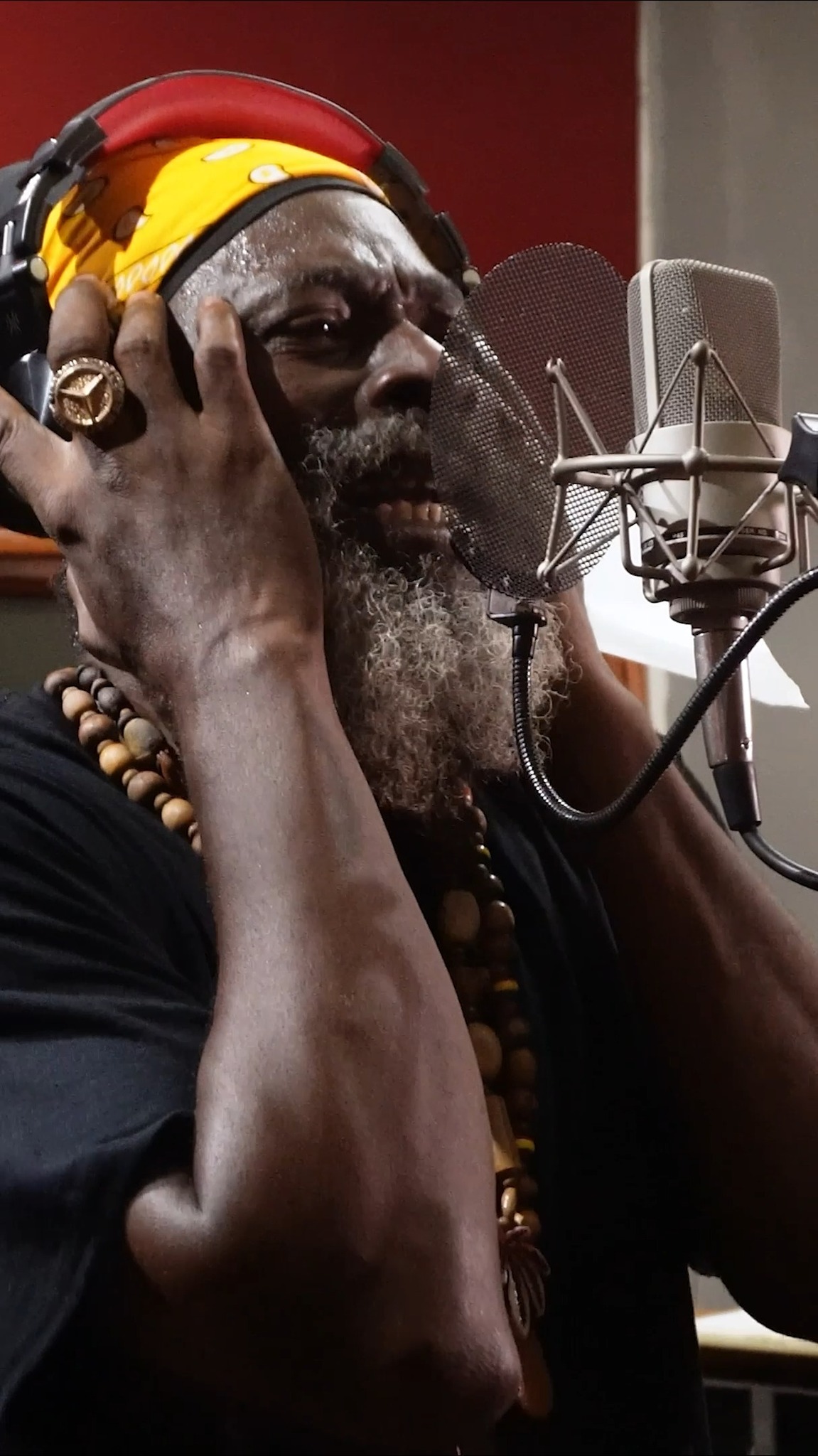 Capleton aka King Shango recording a dubplate of its song Don't dis the ...