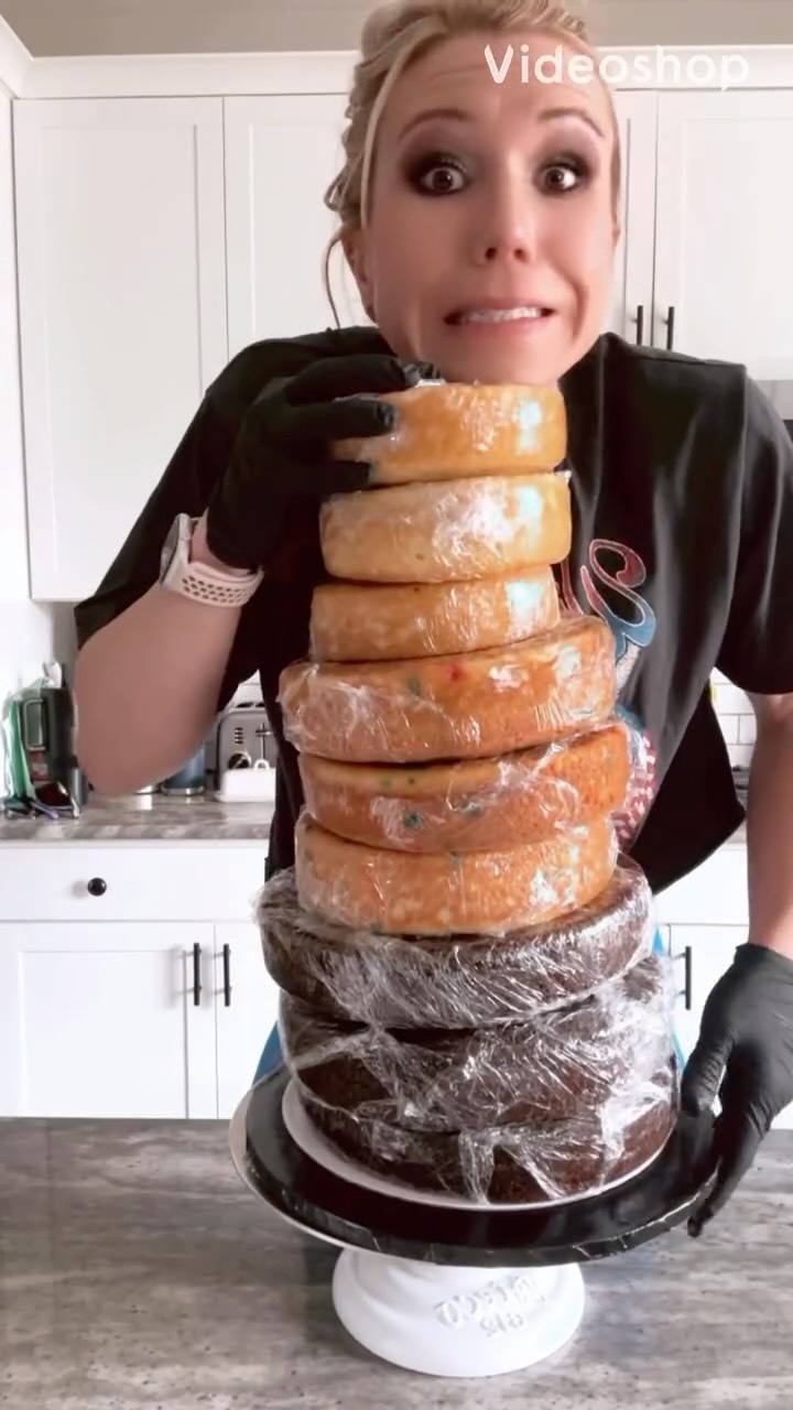 How to make a 3 tiered cake 💛🖤 This cake was @carli.noelle.williams 🖤 ...