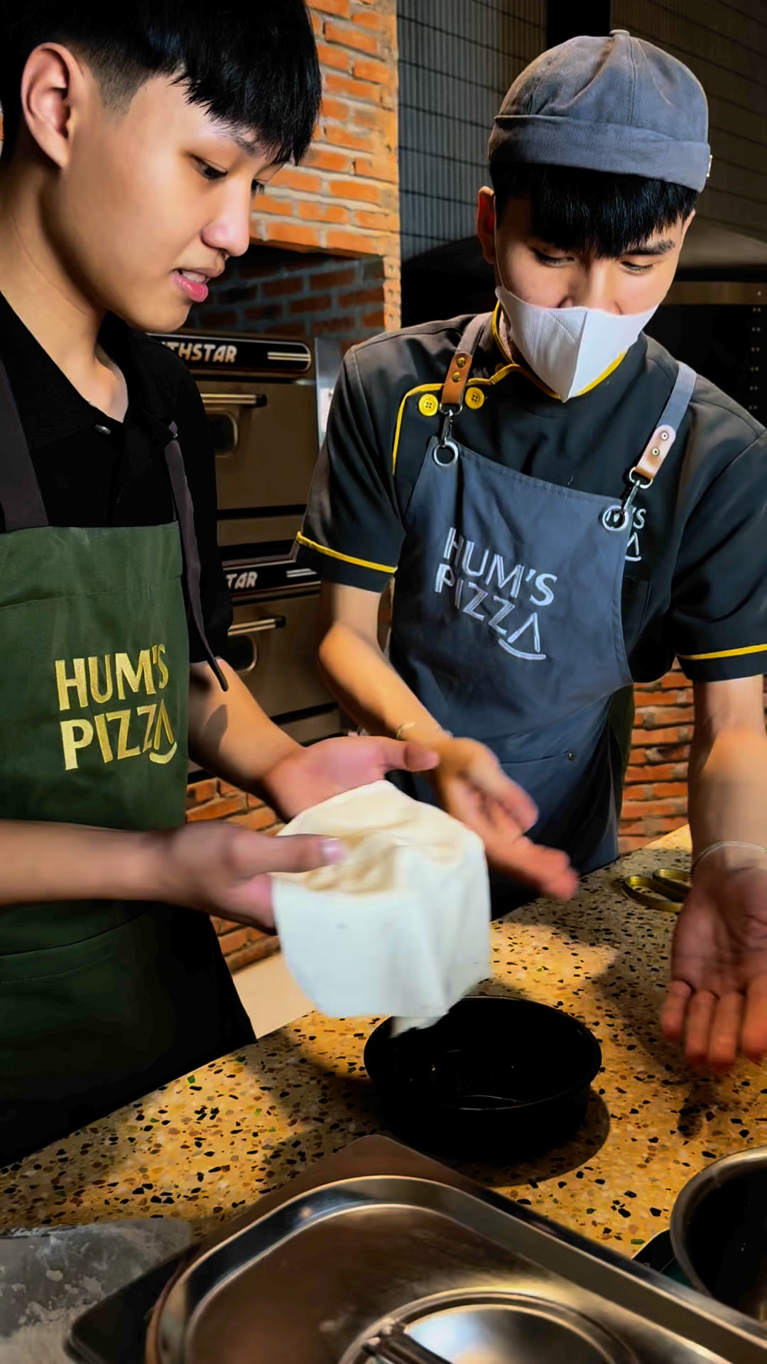 Khoảnh khắc thực khách trải nghiệm tự tay làm nên chiếc bánh Pizza ...