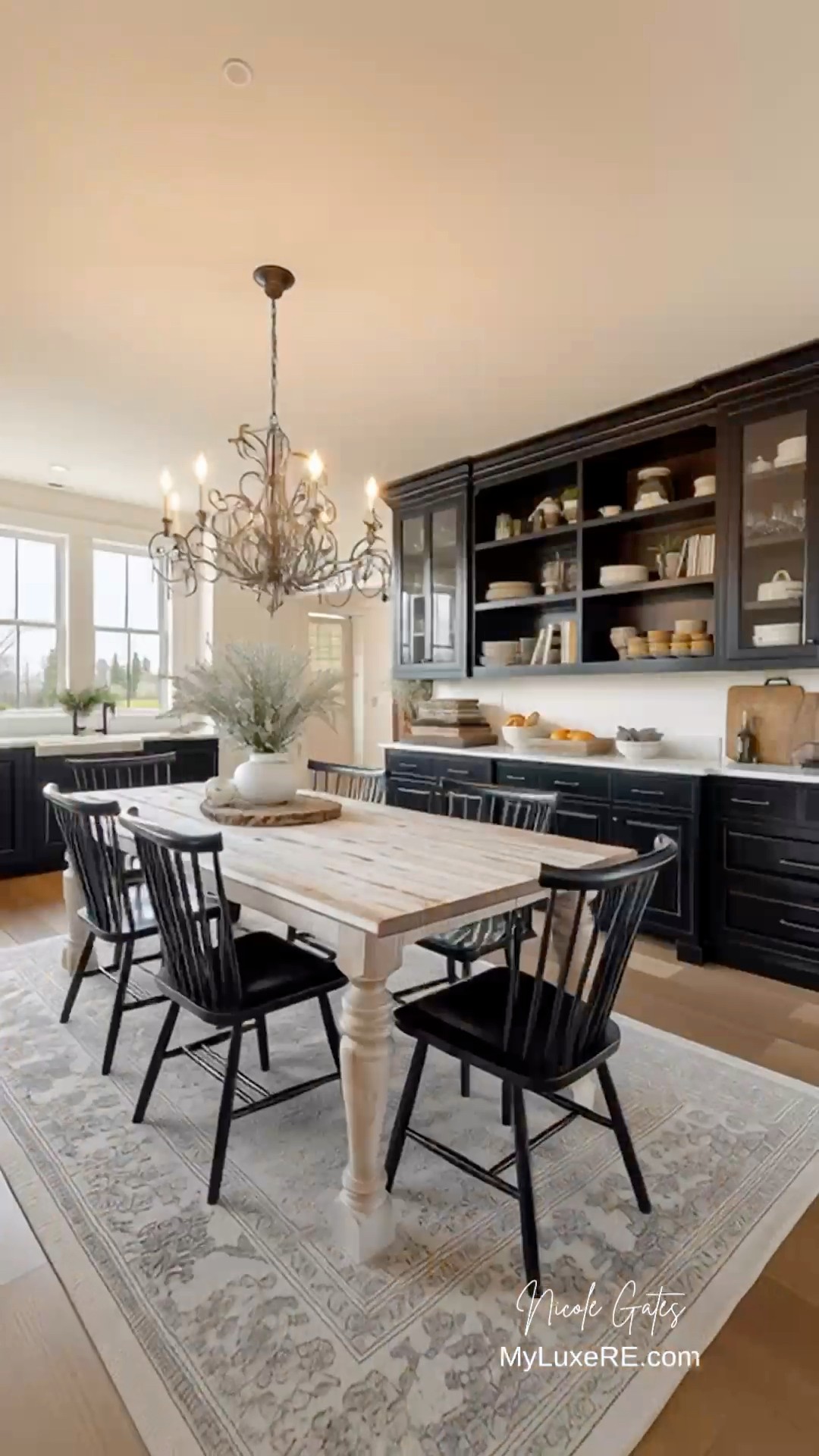 Gorgeous with the perfect balance of neutrals and contrast! #decor # ...