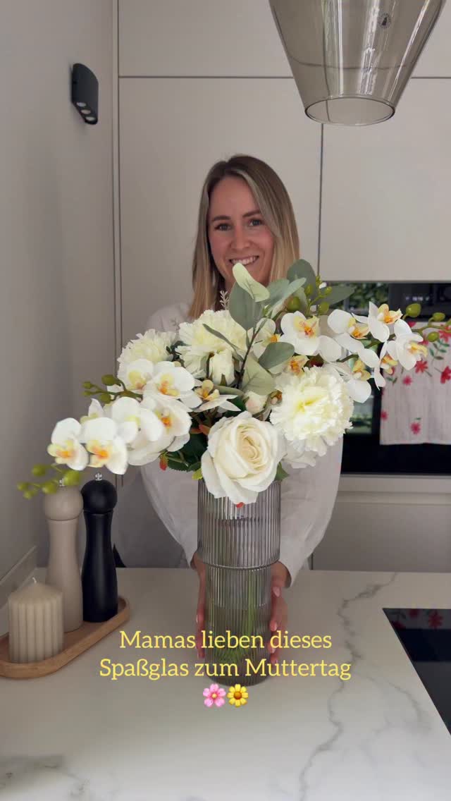 Dein Zeichen, deiner Mutter ein blühendes Spaßglas zum Muttertag zu schenken.🌸 , Ob strahlend pink oder klassisch weiß – mit unseren Kunstblumen kannst du individuelle Bouquets zusammenstellen und ihr