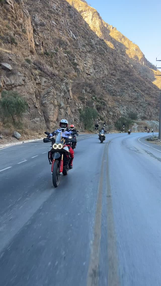 🏍️ Ver la fila de motos avanzando por la carretera es indescriptible 🐺🔥 ...