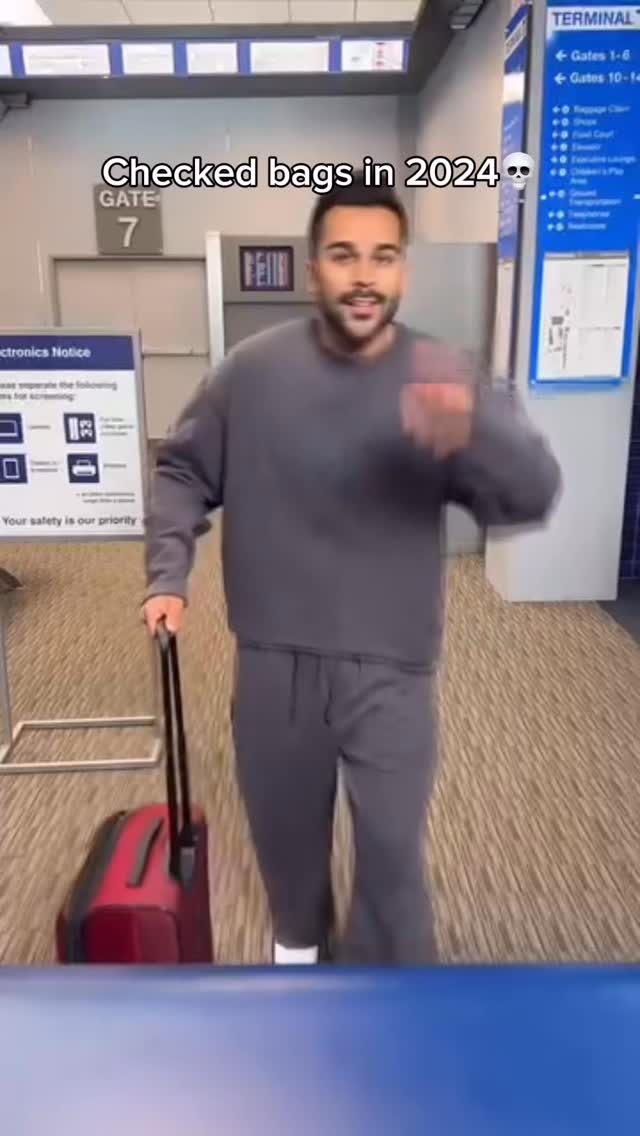 Airlines are shaking rn🤣 #travelbags #travel2025 #vacation #travelhacks ...
