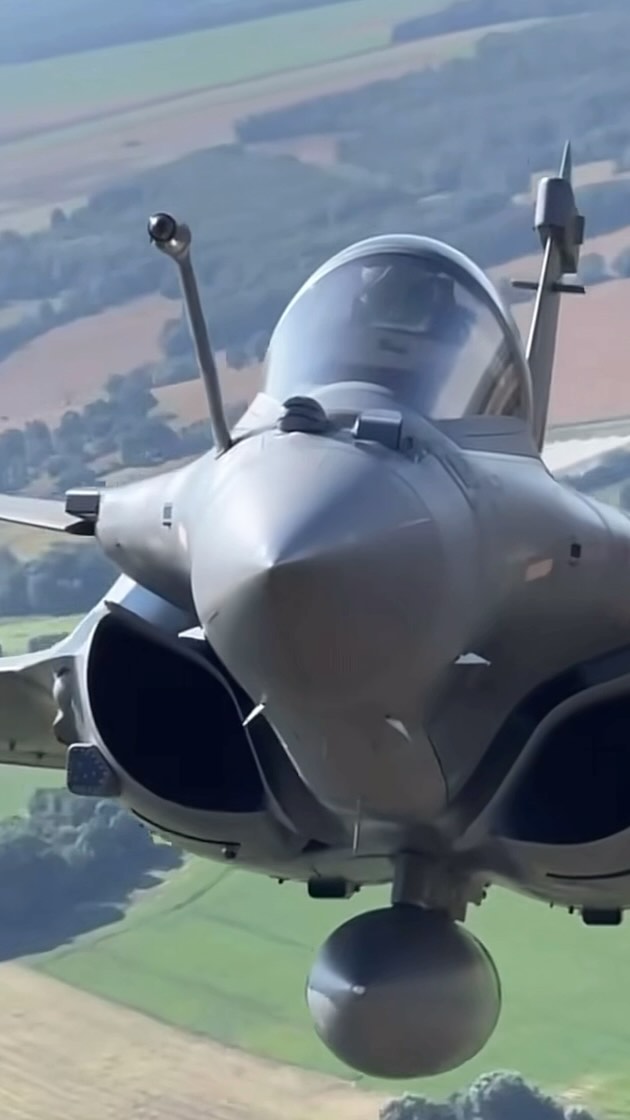 French Dassault Rafale 🇫🇷He’s close enough to have his windows washed 🫡 ...