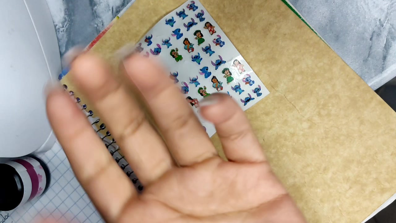 Batallas para pegar los stickers??? Aquí tienes este súper tip # ...
