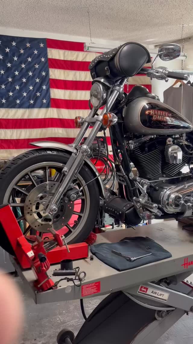 Dyna Low Rider back on the lift to get a new clutch cable installed ...