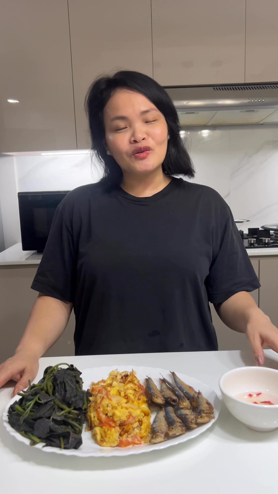 Mabilisang luto biglang nagutom hahahaha late dinner na po 😁 kain tayo ...