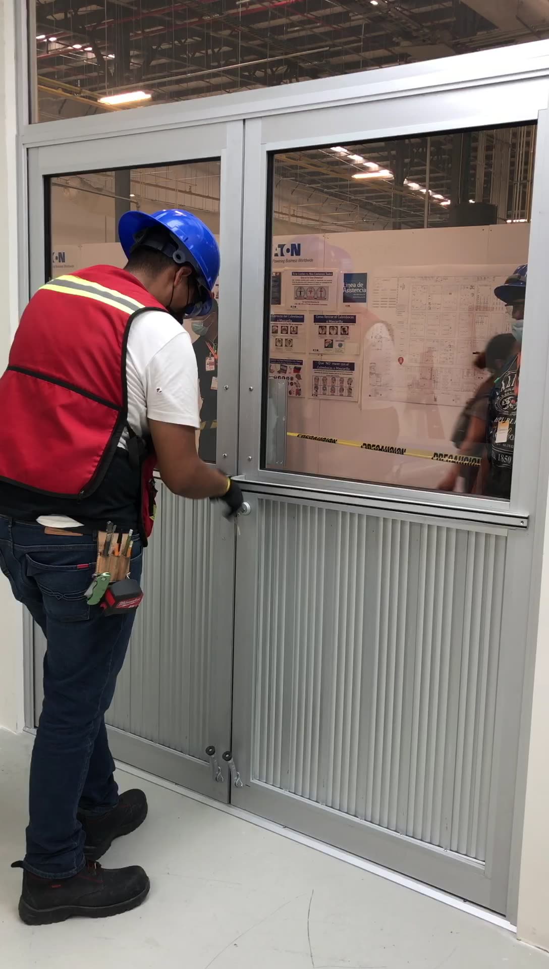 Instalación de puerta abatible de vidrio, aluminio y duela ondulada con ...