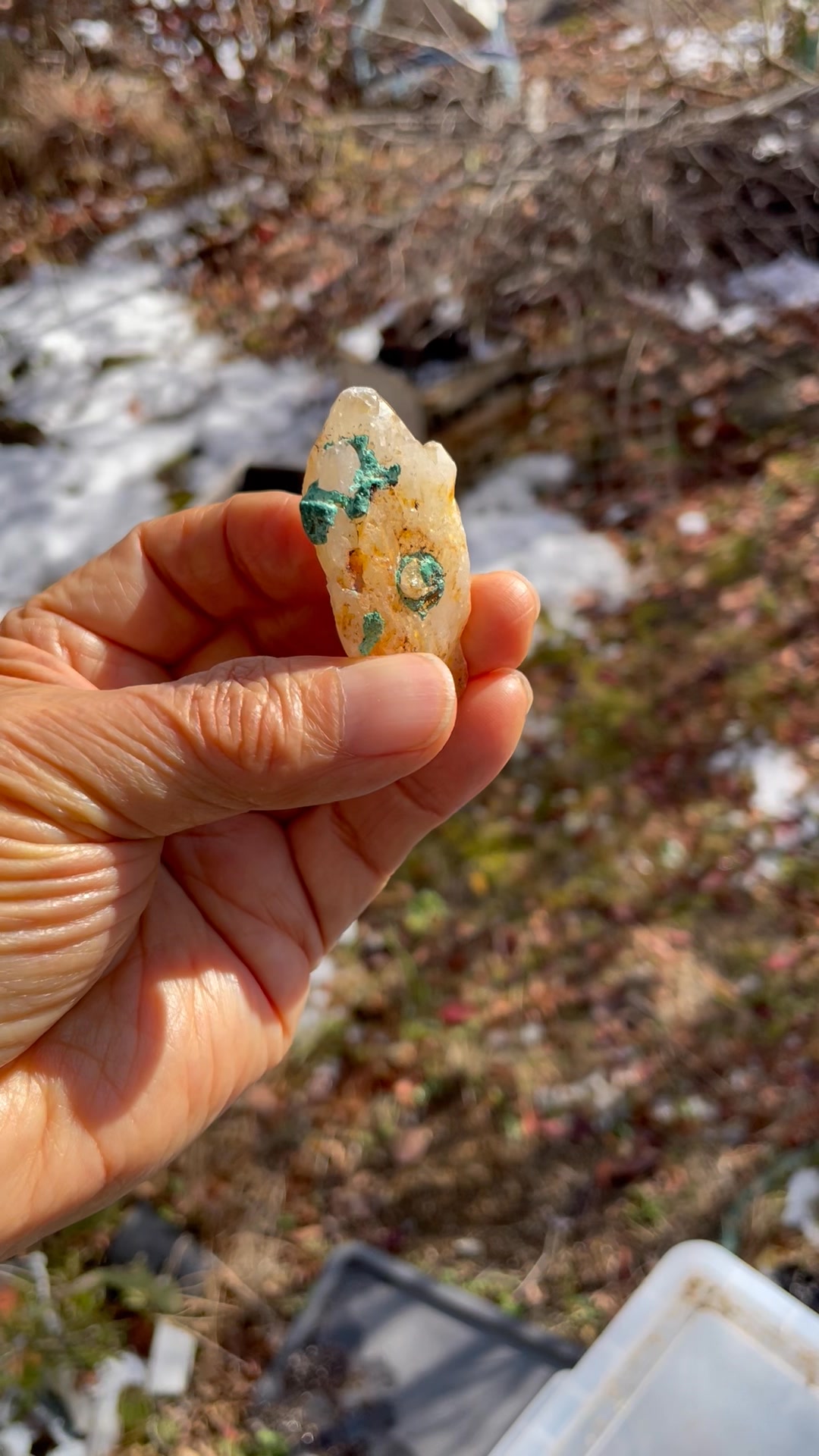 秋田荒川鉱山の水晶 緑青を吹いた物が付いているのですが、 これは
