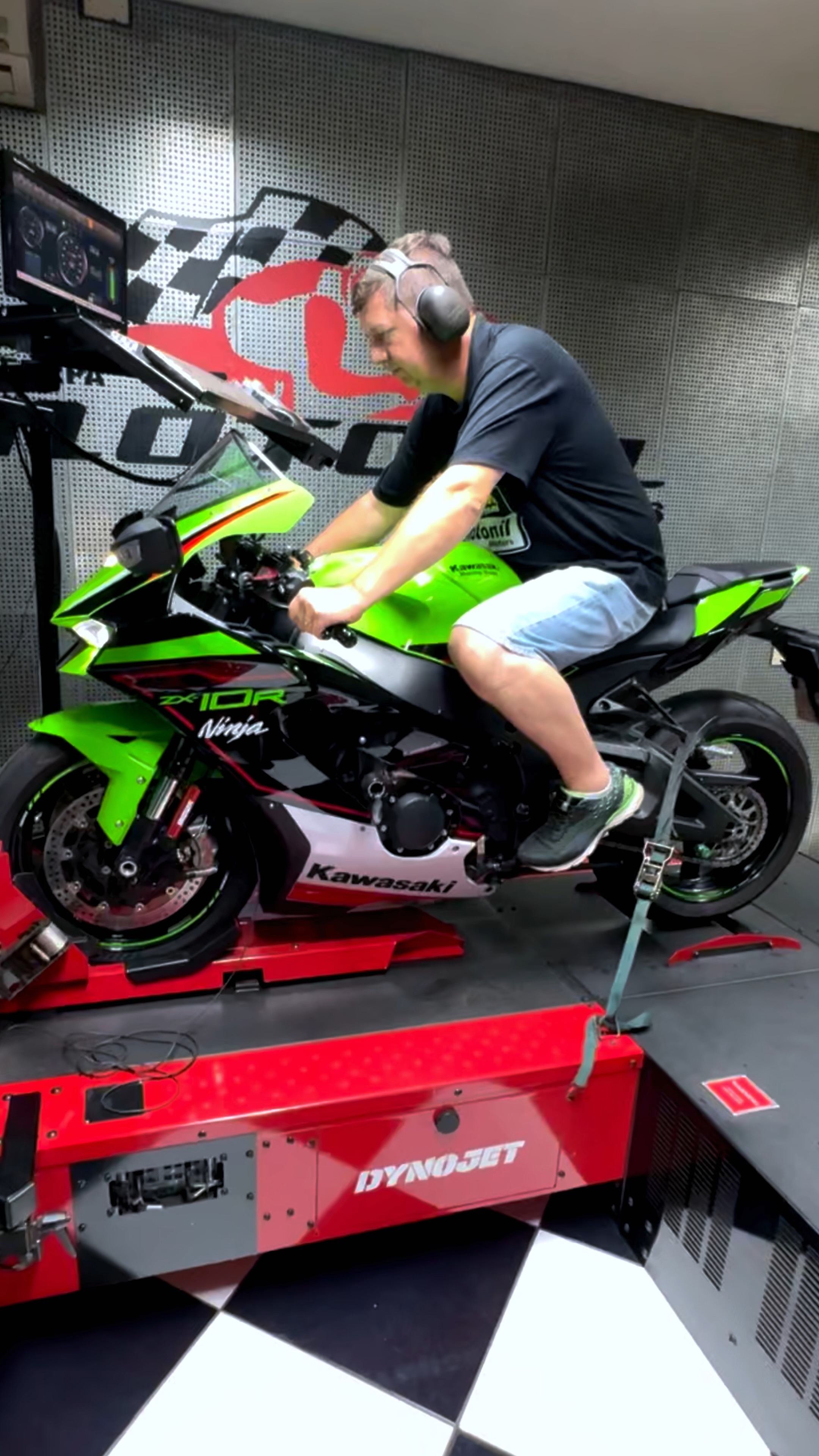 ラン At 300 horsepower, a liter-bike stops being a simple superbike and