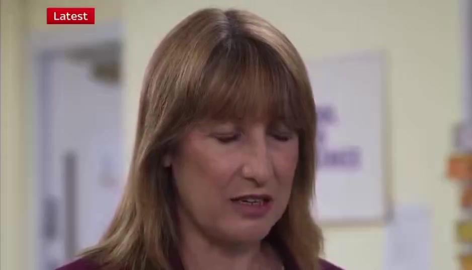 🇬🇧 Robotic Rachel Reeves completely malfunctions trying to defend ...