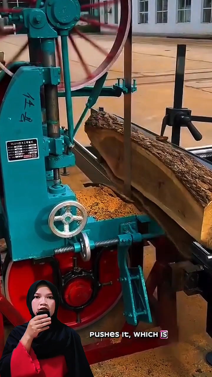 The process of splitting wood using a ribbon machine ‎#Tipsandtrick # ...