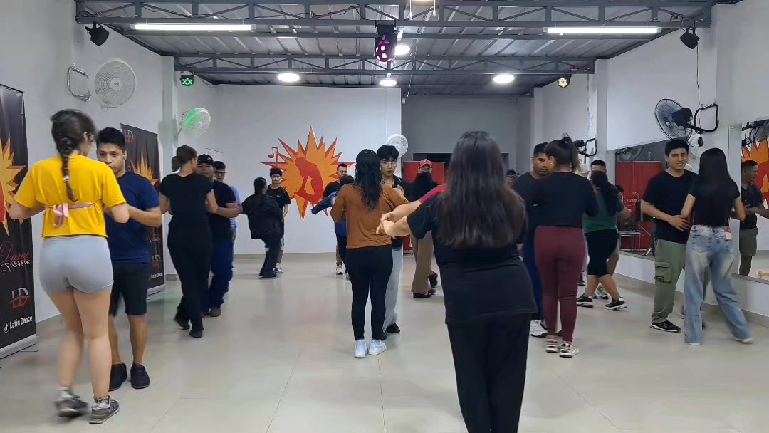 ⭐CLASES DE SALSA Y BACHATA DESDE CERO 🐣 📽En el video mostrado: Bachata ...