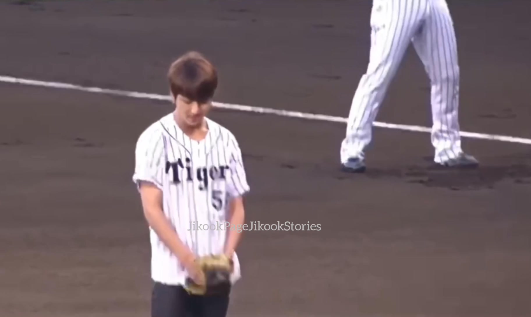 Jungkook threw the First pitch at the Hanshin Tigers baseball game