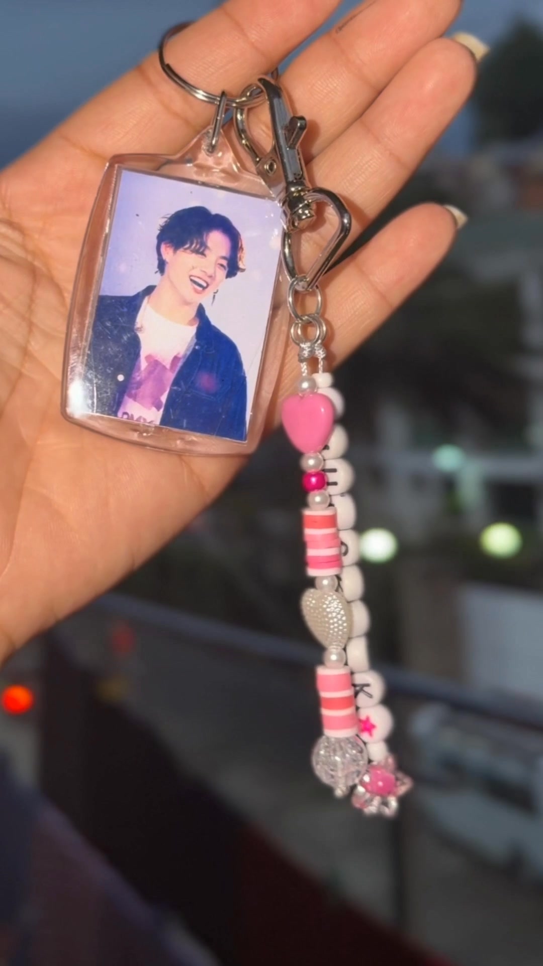 💜 ARMY, écoute bien ! Demain 19h30 en Live, on dévoile le porte-clé BTS ...