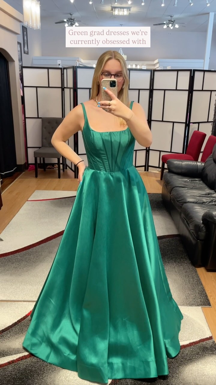 what color dress to wear with green graduation gown gown? 24M