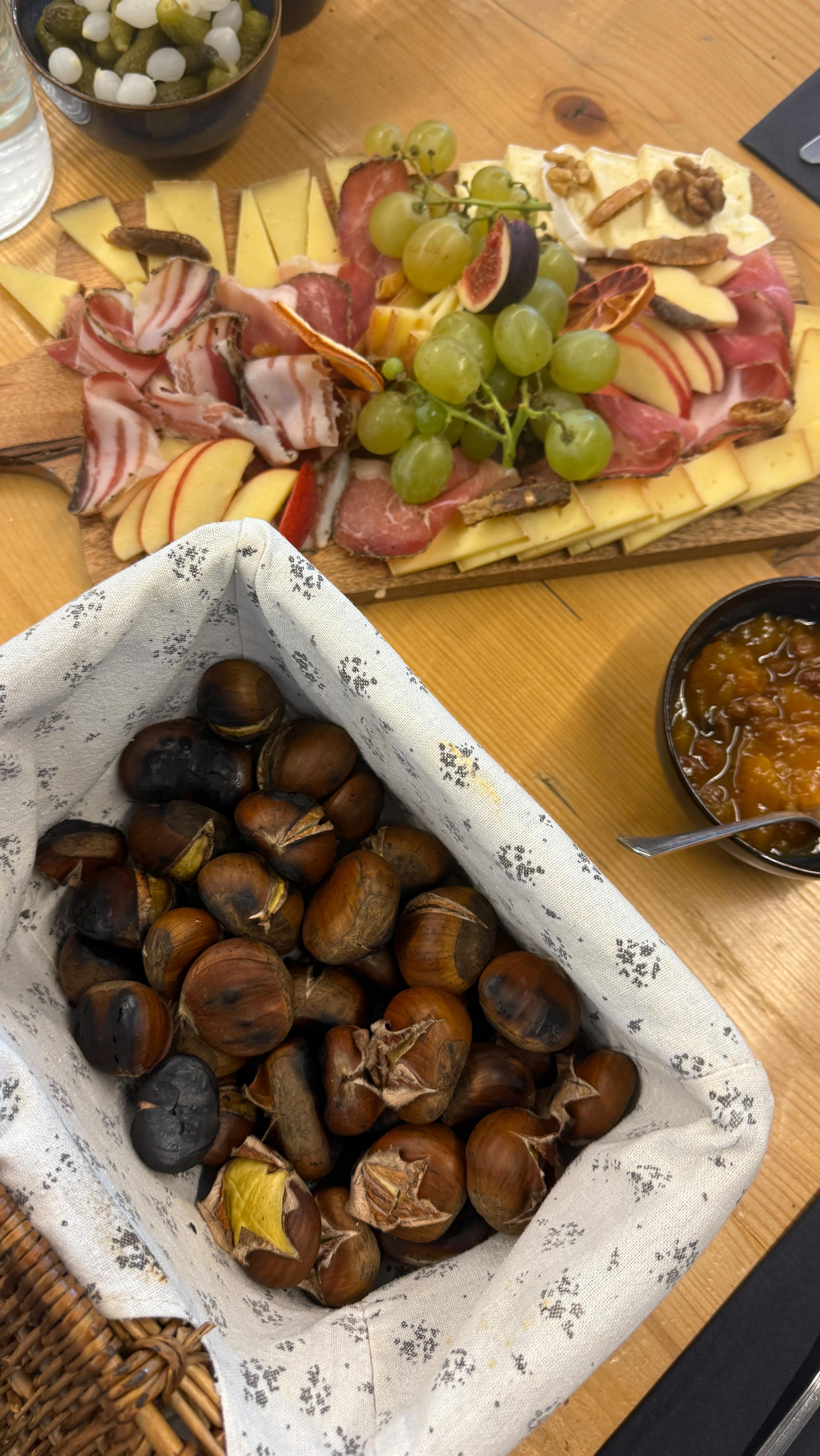 La saison de la brisolée est là 🍂🌰🥰 Châtaignes grillées + raclette au ...