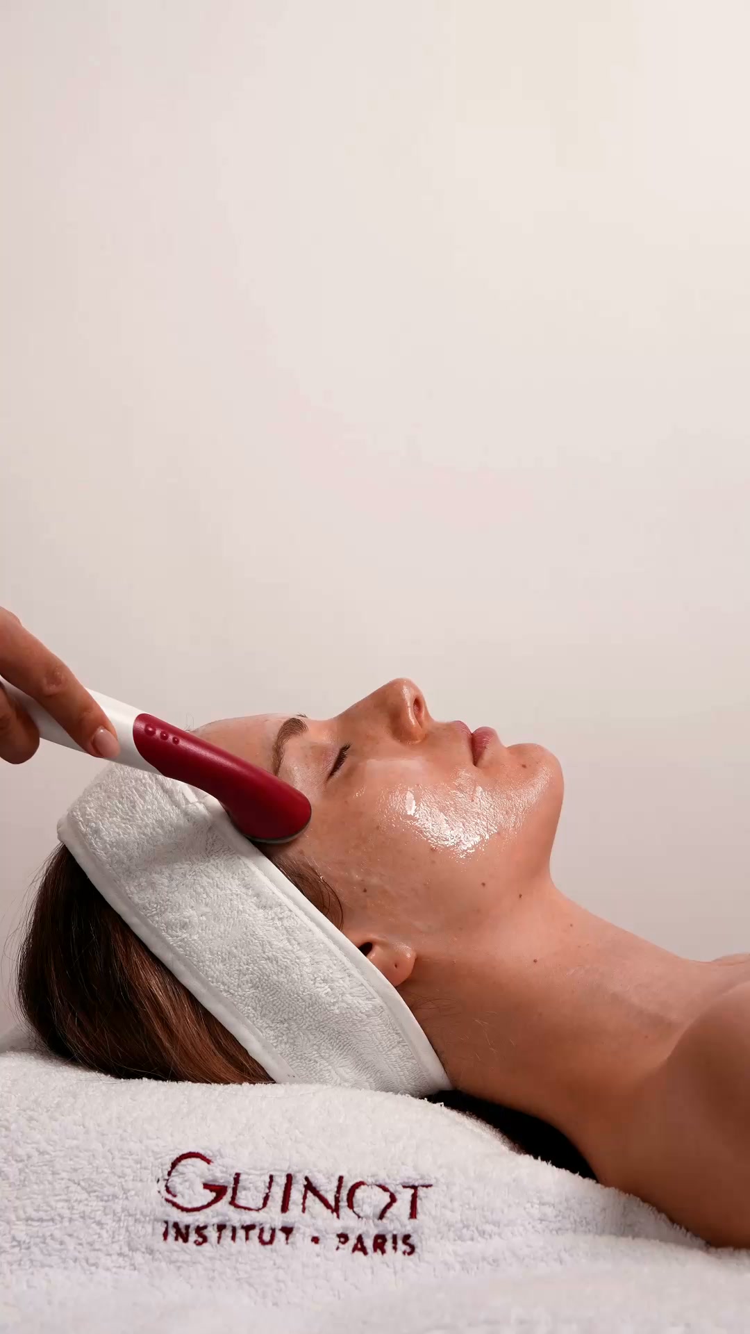 Hydradermie Lift 1000 smooths fine lines and creates a lifted