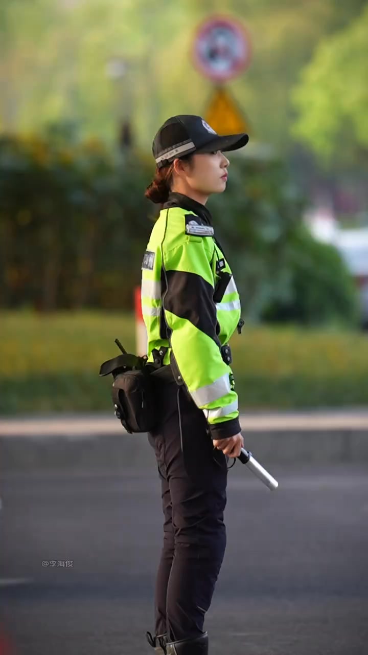 晚高峰又碰上佩奇警官疏導交通，一舉一動，滿是動人風采 。 | 但行好事_宾 | Facebook