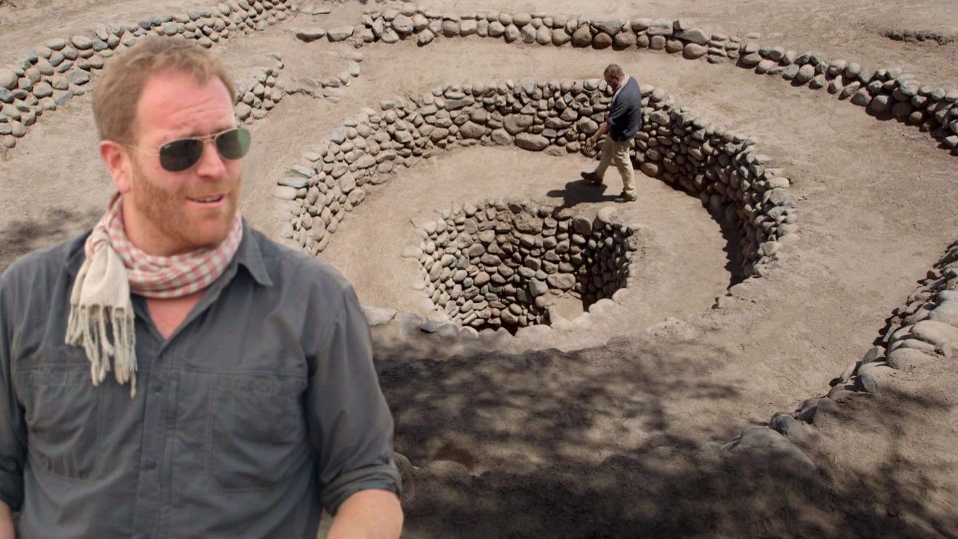Josh se encuentra en el desierto de Perú cavando un pozo para develar ...