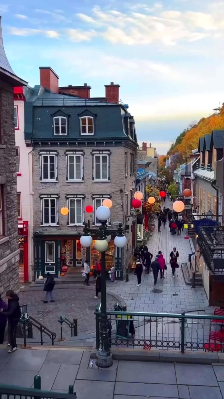 Another beautiful autumn day in Quebec City🍁💛⚜️💙 We'd love to see more🤩 ...