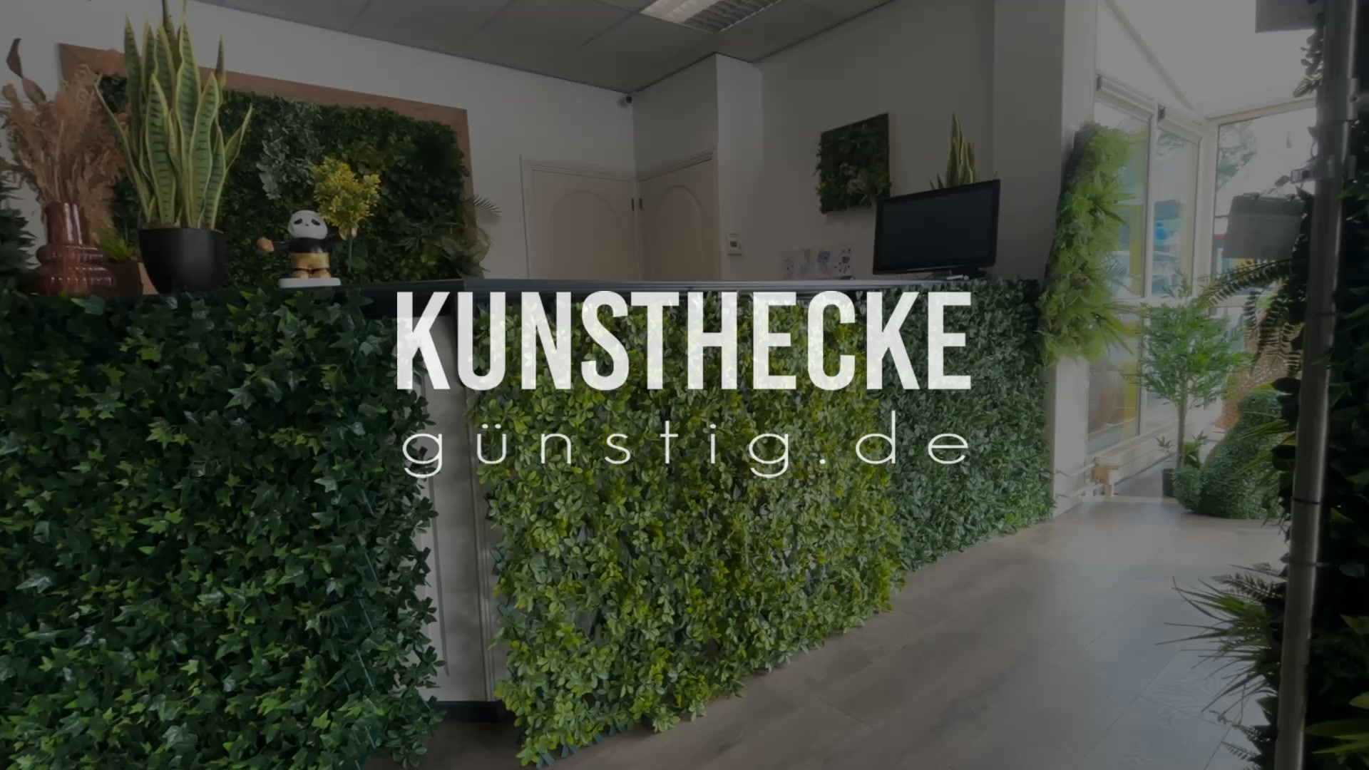 Suchst du nach einer einfachen Möglichkeit, deinem Garten, Balkon oder deiner Terrasse ein wunderschön grünes Flair zu verleihen? Mit unserer Harmonica Kunsthecke ist es im Handumdrehen erledigt! , 🌿