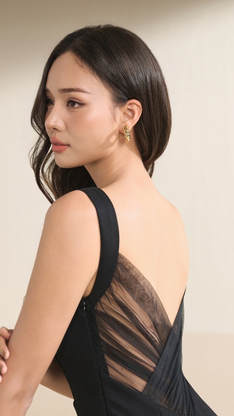 Sweetheart neckline. Mesh-back detail. Structured ponte fabric ...