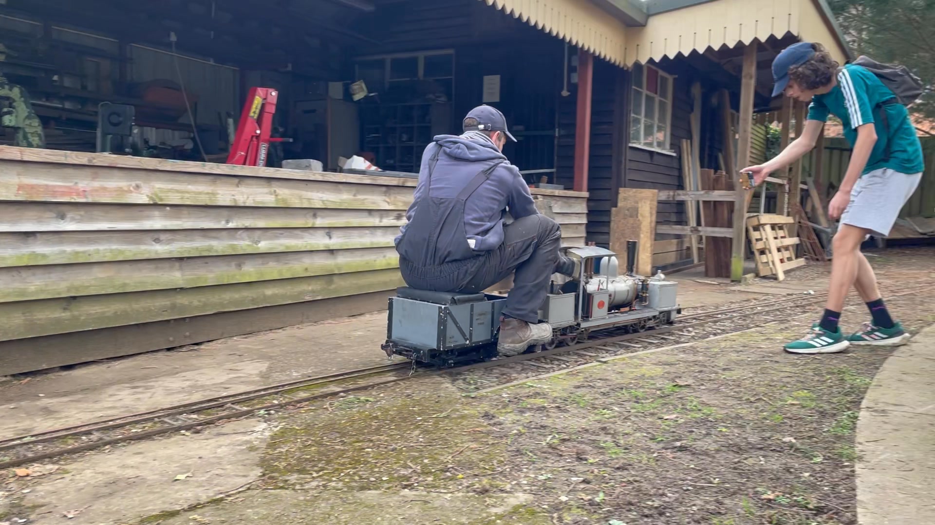 The Garratt going for a run at Leatherhead. | Maxitrak garden railway