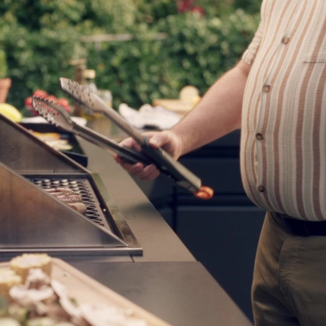 Bereit fürs nächste BBQ? Unsere Grills und das passende Zubehör bringen Feuer in deinen Garten. Jetzt entdecken!