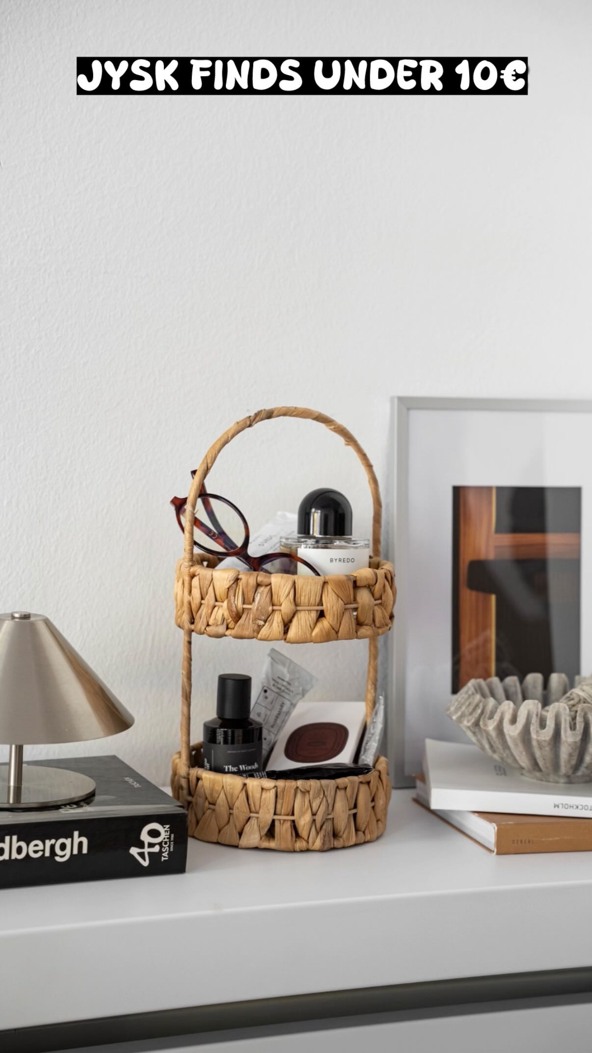 JYSK Finds under 10€ | April 2026, 1. TUREHOLM - Korb Etagere - 10,00€, 2. VISTI - Vase - 7,00€, 3. VIGNIR - Kerzenständer - 3,00€, #jysk #jyskfinds #decoration #interior #design | Blvckxkev