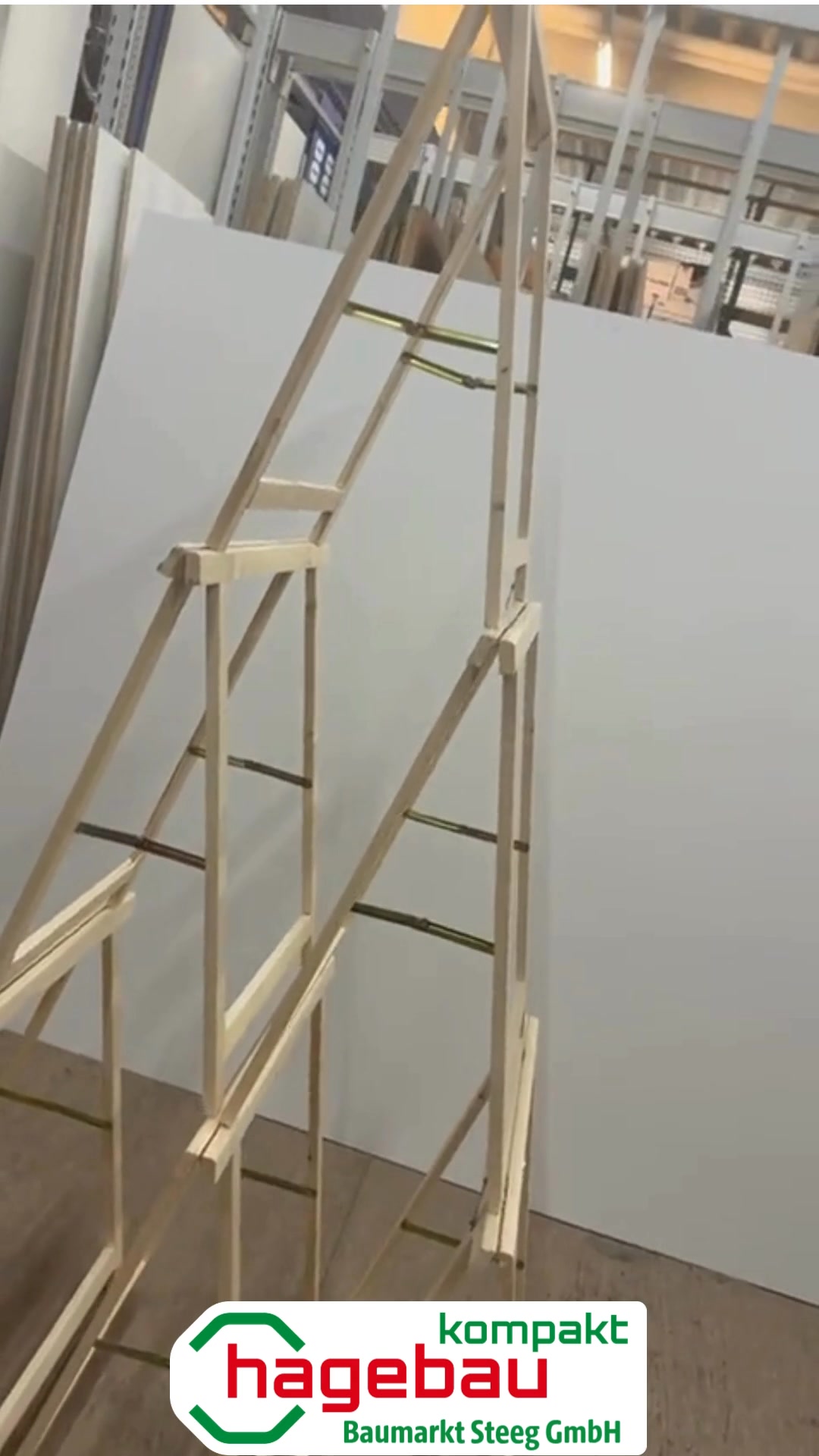 Langsam wird’s weihnachtlich! 🎅🎄, Wir zeigen euch, wie ihr aus nur 6 Holzböcken einen richtig coolen DIY-Weihnachtsbaum baut – ganz einfach, nachhaltig und ein echter Hingucker!, Das Beste: Alles, was