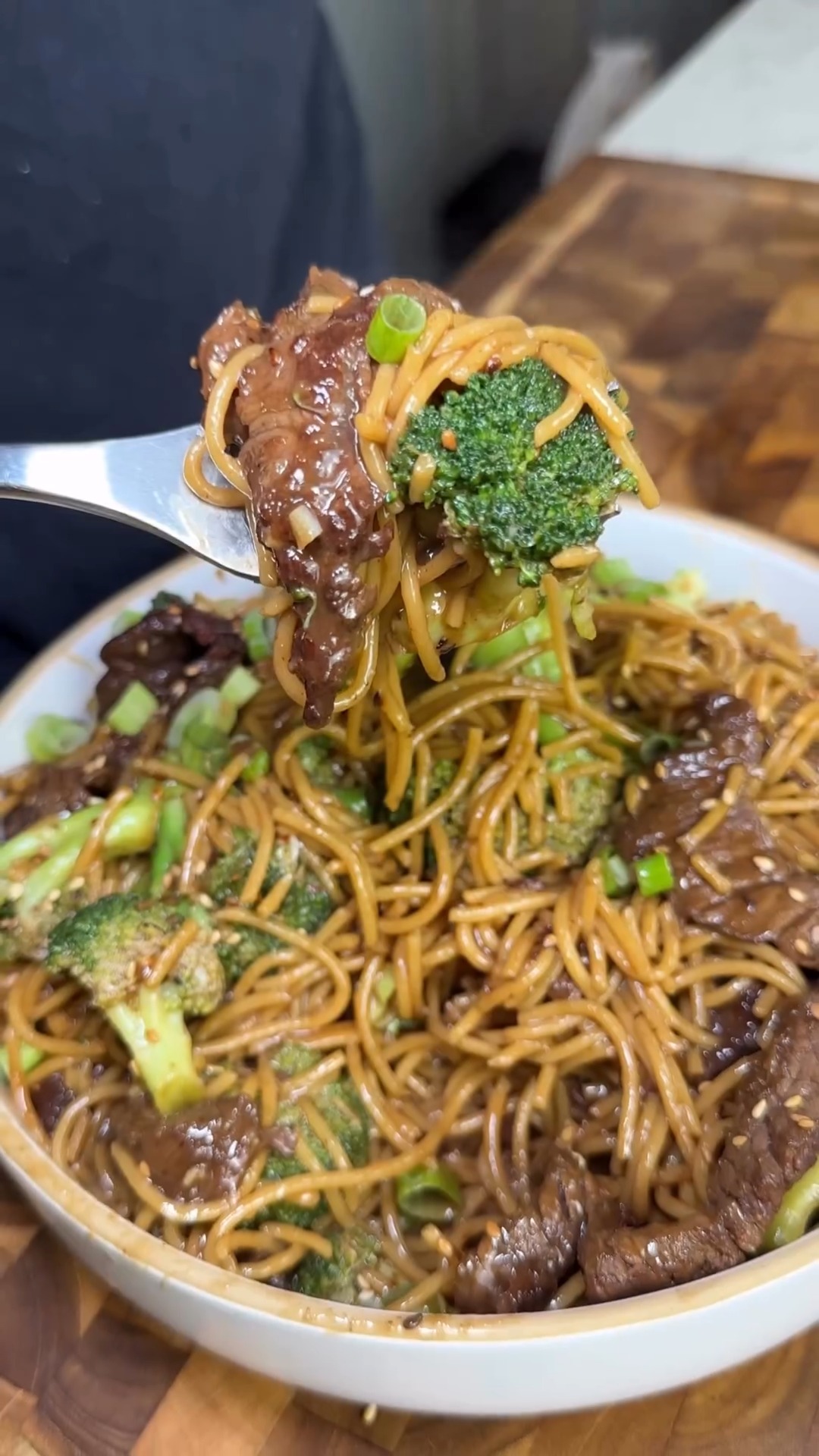 High Protein Beef & Broccoli Noodles! Only 647 Calories!🥩🥦🍜 Made By ...