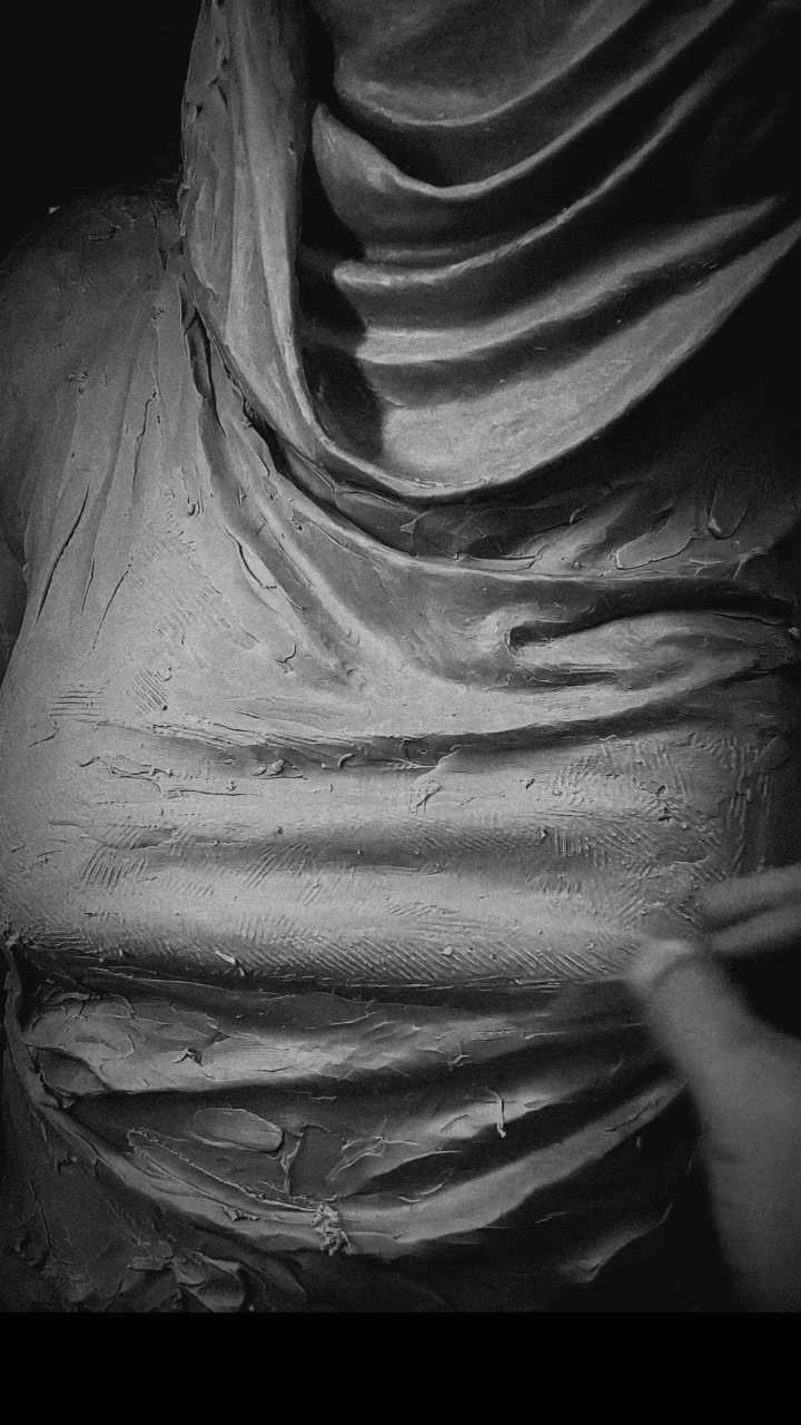 Building up the drapery over the figure. #artreel #art #sculpture # ...