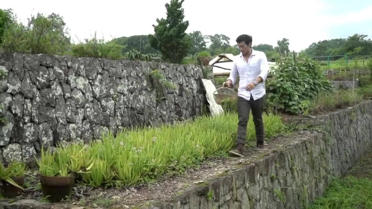 Watch how Erwan Heussaff makes Hineleban Adlai Risotto with foraged ...