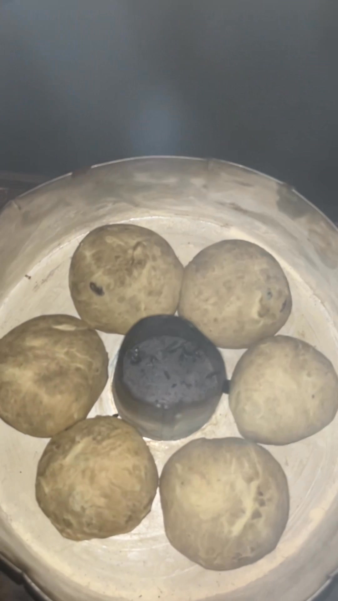 Pertama kali bakar Roti di Tungku video waktu di kampung 🤣 | Christin ...