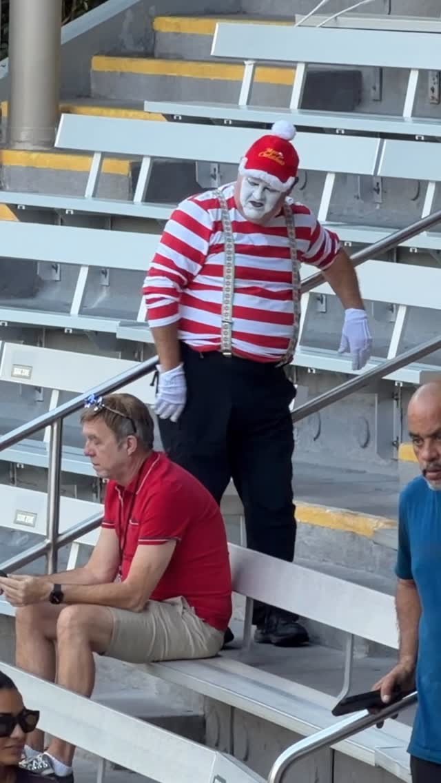 He realized he chose the wrong row 😂🤣 Tom mime Seaworld #seaworldmime # ...