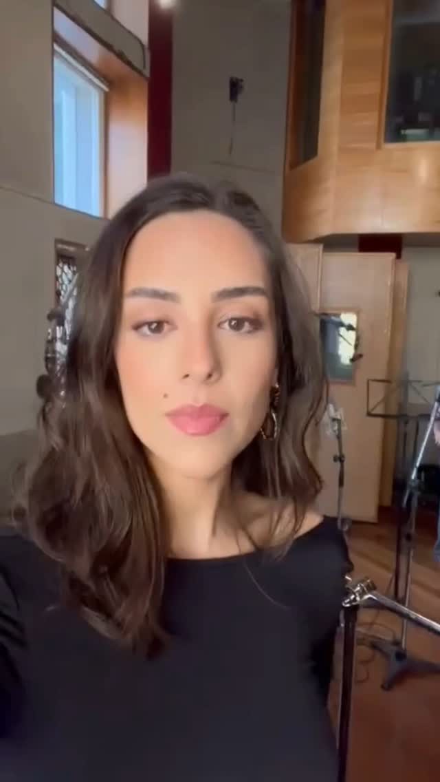 A cantora e compositora LARA apresenta seu álbum de estreia, No Mundo ...